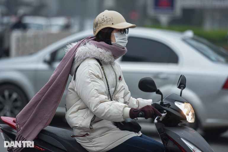 Hà Nội đặc quánh sương mù, ô tô xe máy bật đèn đi giữa ban ngày - 11 Hà Nội đặc quánh sương mù, ô tô xe máy bật đèn đi giữa ban ngày - 11