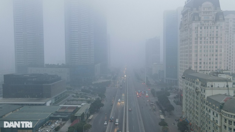 Hà Nội đặc quánh sương mù, ô tô xe máy bật đèn đi giữa ban ngày - 1