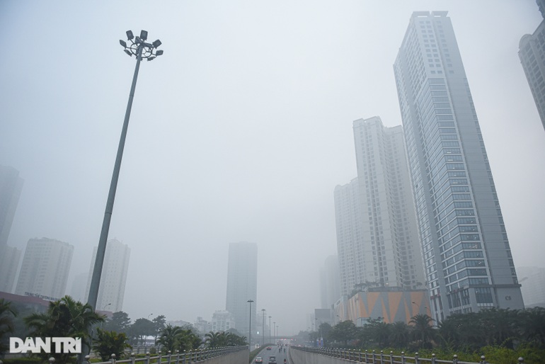 Hà Nội đặc quánh sương mù, ô tô xe máy bật đèn đi giữa ban ngày - 7 Hà Nội đặc quánh sương mù, ô tô xe máy bật đèn đi giữa ban ngày - 7