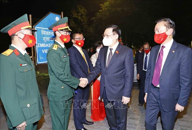 Chủ tịch Quốc hội Vương Đình Huệ gặp cộng đồng người Việt Nam tại Ấn Độ - 1