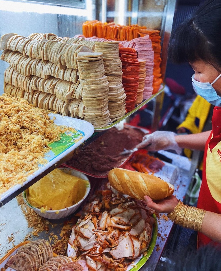 Bread shops in Saigon, customers who want to eat have to queue for an hour - 1