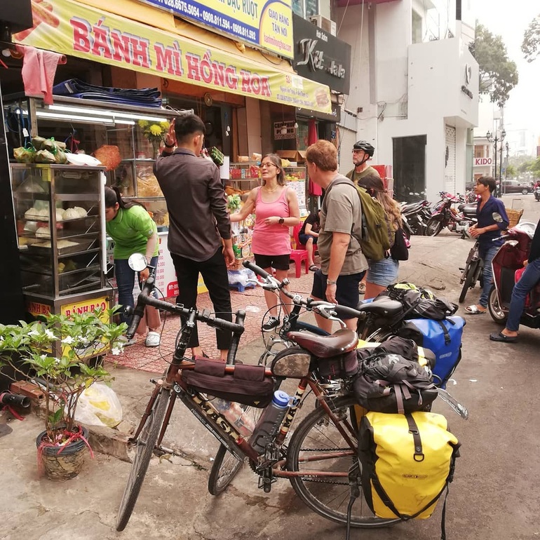 Bread shops in Saigon, customers who want to eat have to queue for an hour - 3