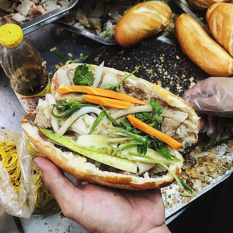 Bread shops in Saigon, customers who want to eat have to queue for an hour - 5