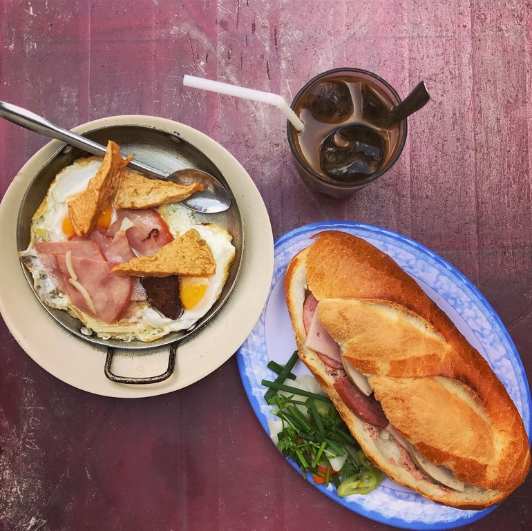 Bread shops in Saigon, customers who want to eat have to queue for an hour - 6