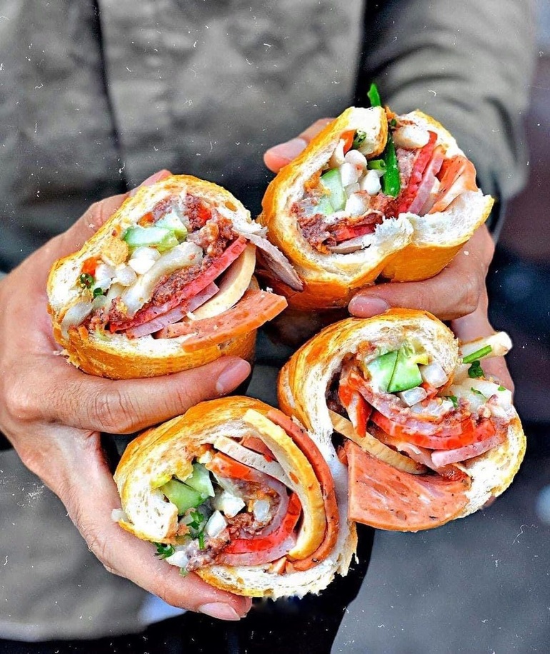 Bread shops in Saigon, customers who want to eat have to queue for an hour - 2