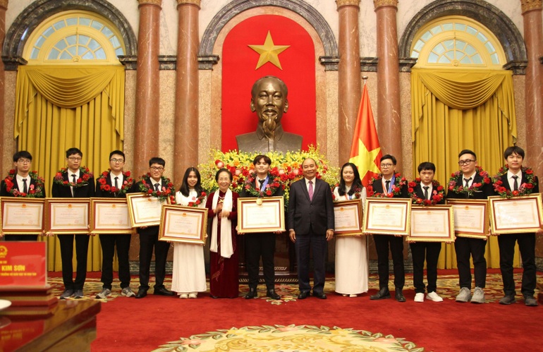 Chủ tịch nước tuyên dương học sinh đoạt giải Olympic quốc tế năm 2021 - 1 Chủ tịch nước tuyên dương học sinh đoạt giải Olympic quốc tế năm 2021 - 1