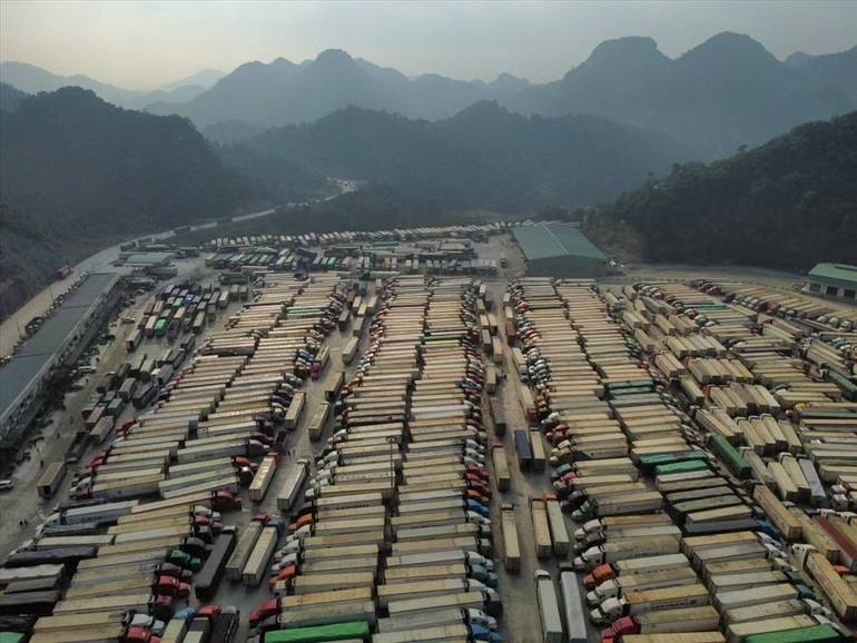 Vì sao gần 5.000 xe container dài cổ chờ ở cửa khẩu Lạng Sơn? - 1