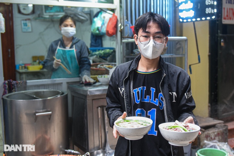 Lạ lùng quán phở Sướng, 30 năm bán đắt xắt ra miếng ở Hà Nội - 9