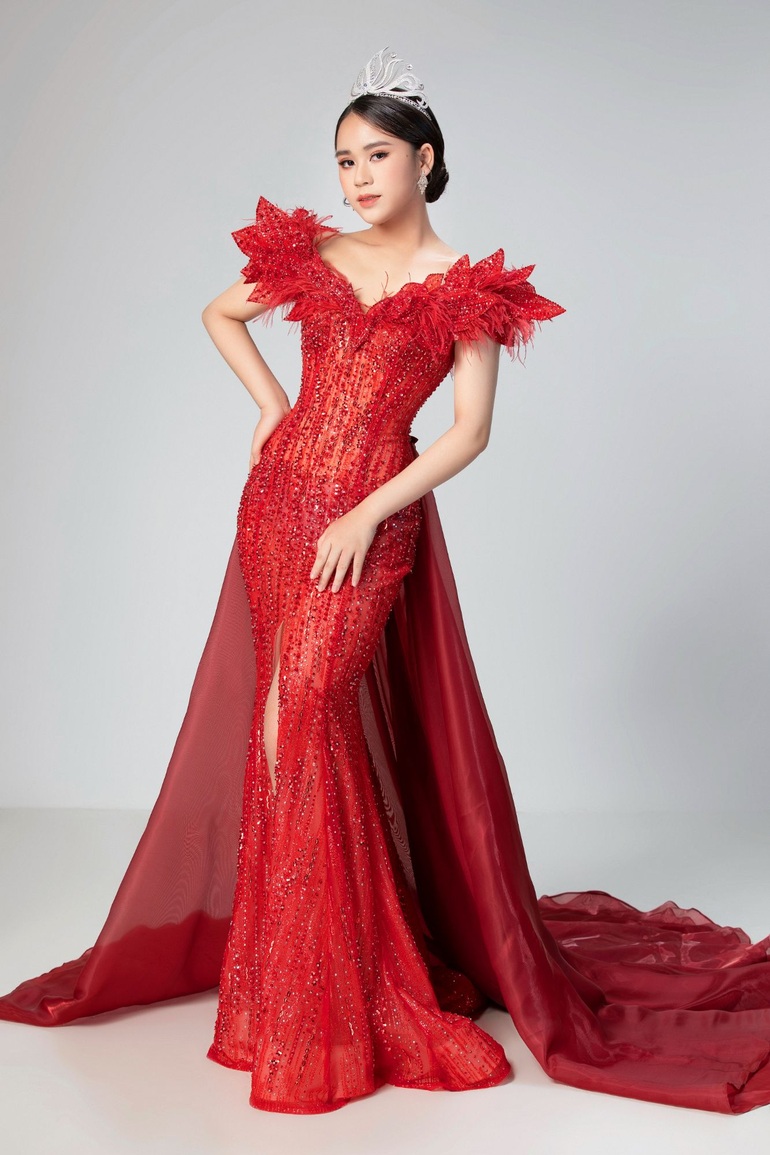 Huyền Diệu diện váy dạ hội đỏ rực lộng lẫy | Báo Dân trí