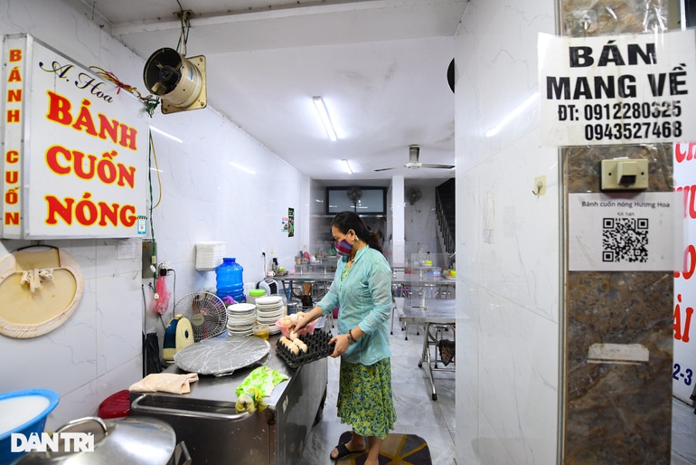 8 quận Hà Nội cấm bán hàng ăn uống tại chỗ: Cấm quận này thì sang quận khác - 2