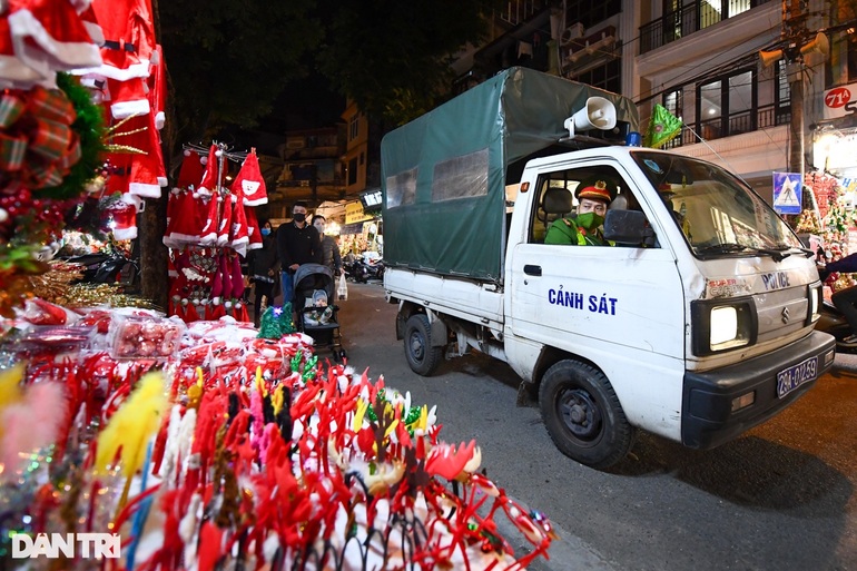 Lý do các chủ hàng trên phố Hàng Mã treo biển cấm chụp ảnh gây xôn xao - 3 Lý do các chủ hàng trên phố Hàng Mã treo biển cấm chụp ảnh gây xôn xao - 3