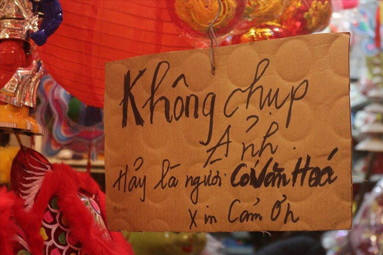 Lý do các chủ hàng trên phố Hàng Mã treo biển cấm chụp ảnh gây xôn xao - 5 Lý do các chủ hàng trên phố Hàng Mã treo biển cấm chụp ảnh gây xôn xao - 5
