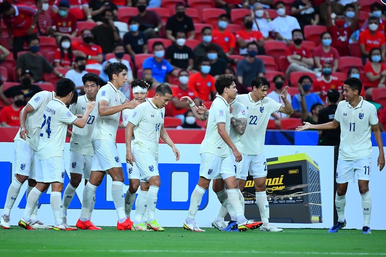 HLV Singapore xin lỗi người hâm mộ sau trận thua Thái Lan - 2