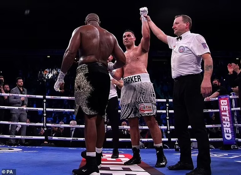 Cuộc chiến hạng nặng: Joseph Parker đánh bại Derek Chisora sau 12 hiệp đấu - 1