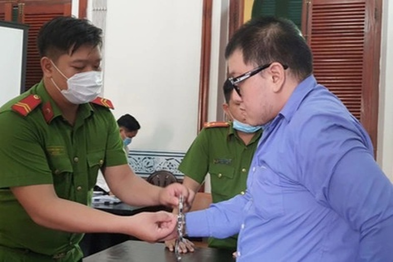 Nam thanh niên lao thẳng ô tô vào cha mẹ đối thủ để trả thù - 1