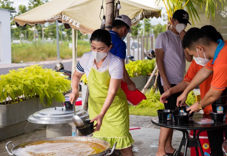 Doanh nhân Đặng Thị Kim Oanh được vinh danh Nhân vật truyền cảm hứng 2021 - 3