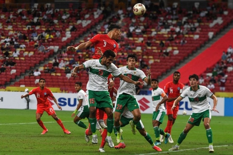 Cầu thủ Indonesia chơi thô bạo, đạp thẳng vào mặt tiền vệ Singapore - 2