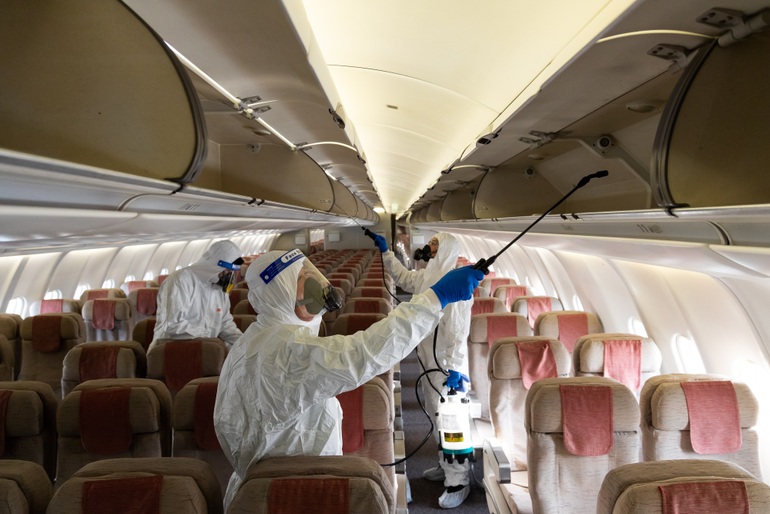 Chuyên gia: Nguy cơ lây nhiễm Covid-19 trên máy bay gấp 2-3 lần do Omicron - 1