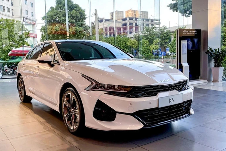 Đắt hơn 300 triệu đồng, Toyota Camry 2022 có gì để thách thức đối thủ? - 3 Đắt hơn 300 triệu đồng, Toyota Camry 2022 có gì để thách thức đối thủ? - 3
