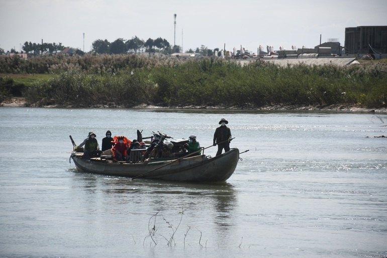 Lũ rút gần một tháng, hàng trăm hộ dân vẫn bị cô lập giữa sông Trà Khúc - 1
