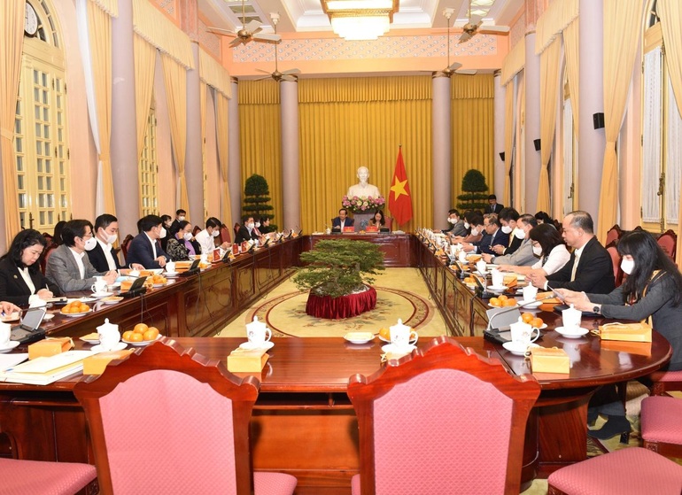 Đem Mùa xuân cho em trong những ngày bão giông Covid-19 - 1 Đem Mùa xuân cho em trong những ngày bão giông Covid-19 - 1