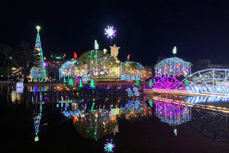 Admire the giant Christmas tree as tall as a 5-storey building in Ninh Binh - 9