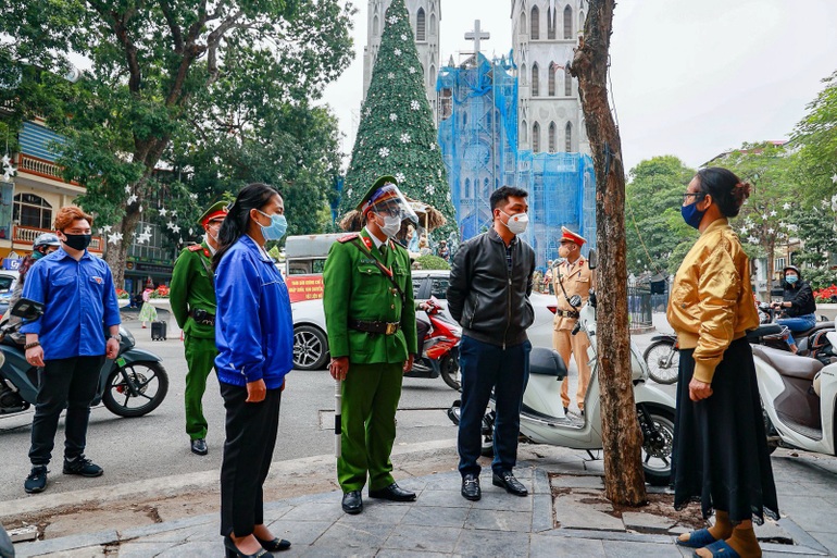Hà Nội hạn chế tối đa người ra vào khu vực Nhà thờ Lớn dịp Noel - 2 Hà Nội hạn chế tối đa người ra vào khu vực Nhà thờ Lớn dịp Noel - 2