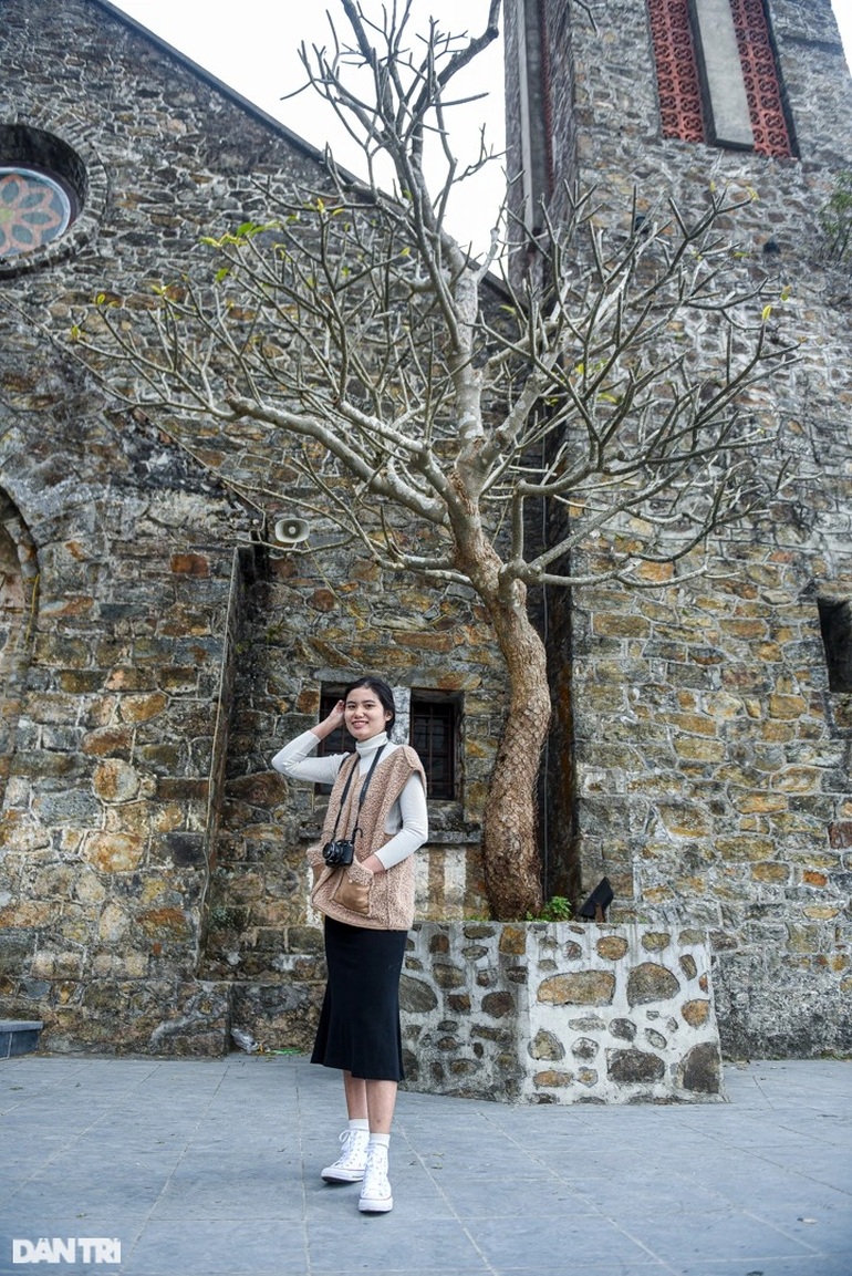Admire the hundred-year-old ancient stone church in miniature Da Lat next to Hanoi - 3