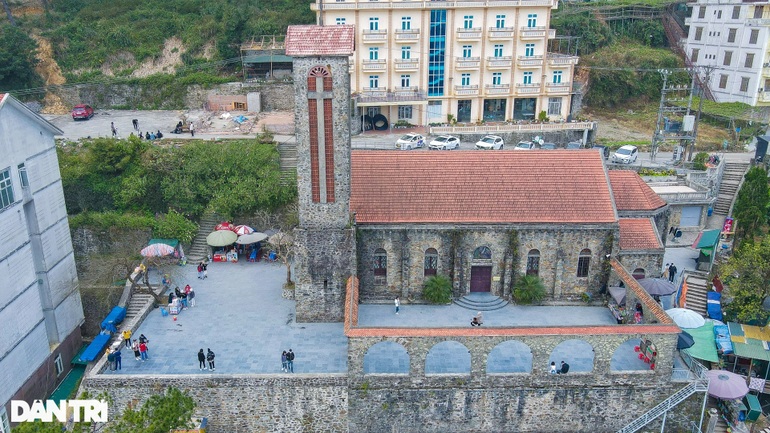 Admire the hundred-year-old ancient stone church in miniature Da Lat next to Hanoi - 1