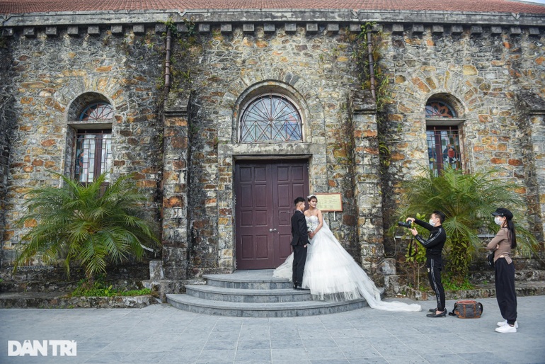 Admire the hundred-year-old ancient stone church in miniature Da Lat next to Hanoi - 4