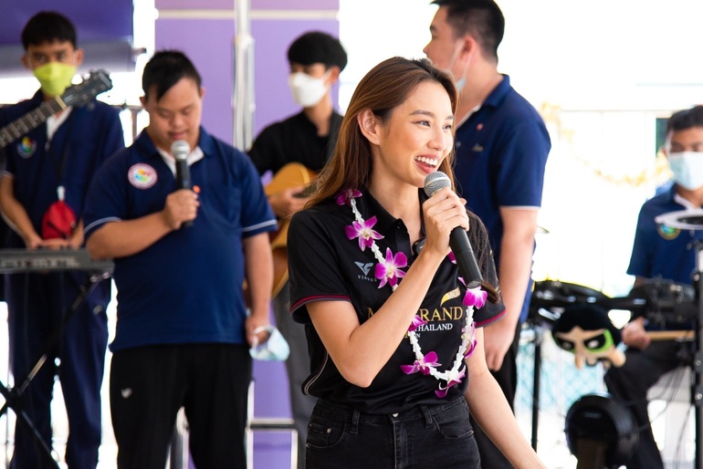 Hoa hậu Thùy Tiên hạnh phúc thông báo ngày về Việt Nam - 7 Hoa hậu Thùy Tiên hạnh phúc thông báo ngày về Việt Nam - 7
