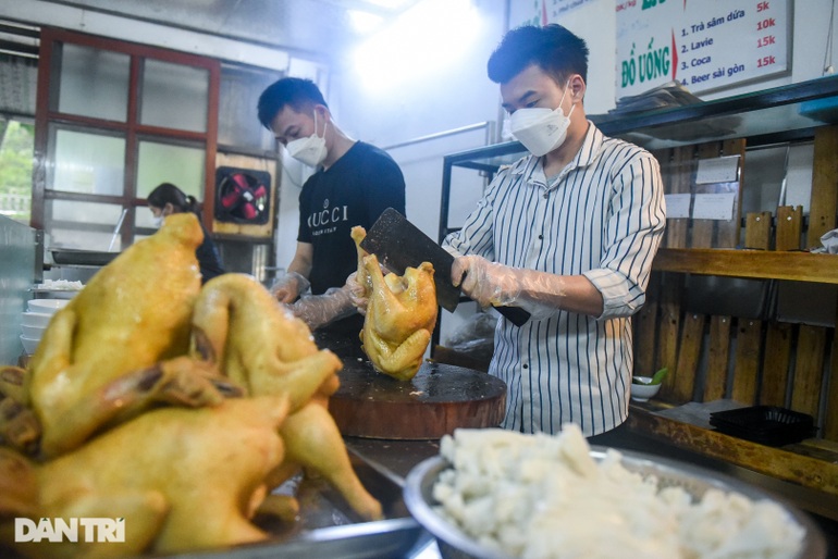 Self-coated noodle shop of the Mong people in the heart of Hanoi, sold out 500 bowls a day - 6