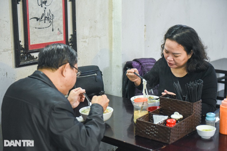 Self-coated noodle shop of H'mong people in the heart of Hanoi, 500 bowls sold out every day - 11