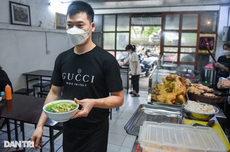 Self-coated noodle shop of the Mong people in the heart of Hanoi, sold out 500 bowls a day - 10