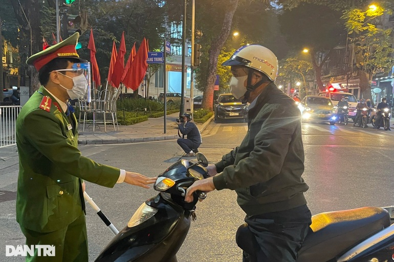 Cận cảnh 10 chốt chặn quanh Nhà thờ Lớn đêm Noel - 7 Cận cảnh 10 chốt chặn quanh Nhà thờ Lớn đêm Noel - 7