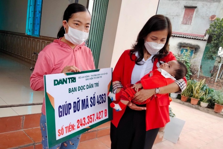 Bé gái 1 tháng tuổi mắc bệnh tim bẩm sinh nhận giúp đỡ gần 250 triệu đồng - 2 Bé gái 1 tháng tuổi mắc bệnh tim bẩm sinh nhận giúp đỡ gần 250 triệu đồng - 2