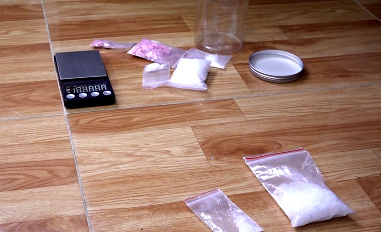 Bắt đối tượng bán ma túy găm nhiều hung khí nguy hiểm trong nhà - 2