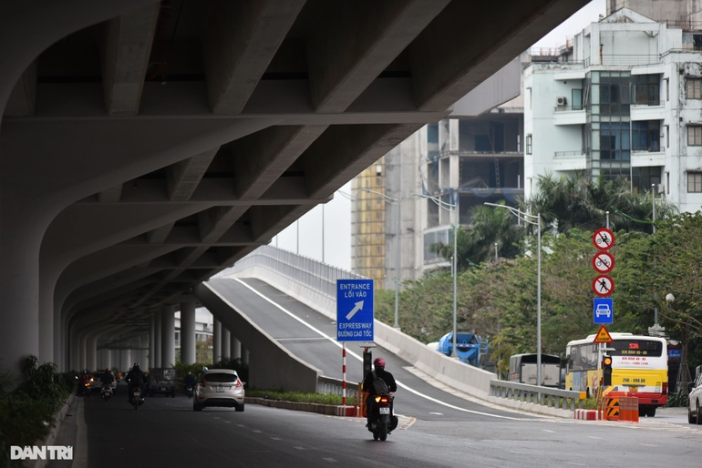 Chính thức thông xe hệ thống đường dẫn lên xuống cầu cạn dài nhất Hà Nội - 10
