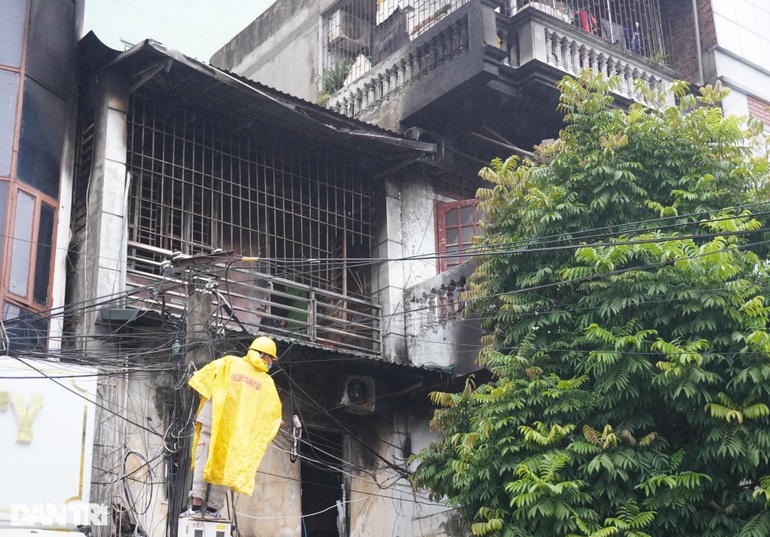 Cận cảnh hiện trường vụ hỏa hoạn khiến 3 người trong một gia đình tử vong - 3 Cận cảnh hiện trường vụ hỏa hoạn khiến 3 người trong một gia đình tử vong - 3