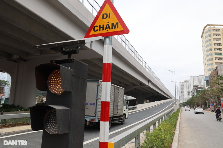 Chính thức thông xe hệ thống đường dẫn lên xuống cầu cạn dài nhất Hà Nội - 13