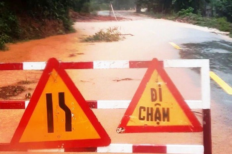 Nước lũ cuồn cuộn kéo theo bùn đất lấp cổng nhà dân, chặn đường đi lại - 7 Nước lũ cuồn cuộn kéo theo bùn đất lấp cổng nhà dân, chặn đường đi lại - 7