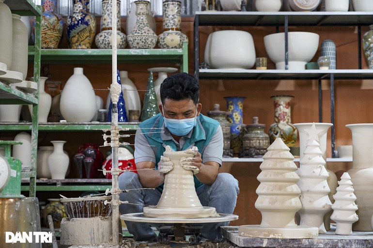 The man aspires to revive the famous pottery line of the South - 7