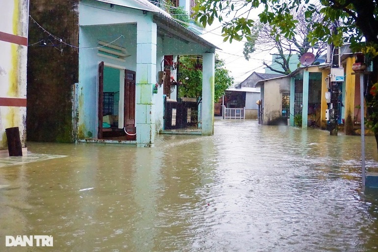 Lũ dâng cao ngang người, dân khốn khổ vì chạy lũ như cơm bữa - 1