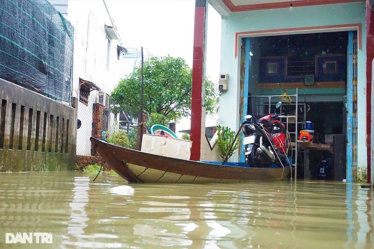 Lũ dâng cao ngang người, dân khốn khổ vì chạy lũ như cơm bữa - 11