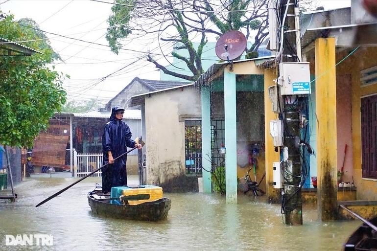 Lũ dâng cao ngang người, dân khốn khổ vì chạy lũ như cơm bữa - 2