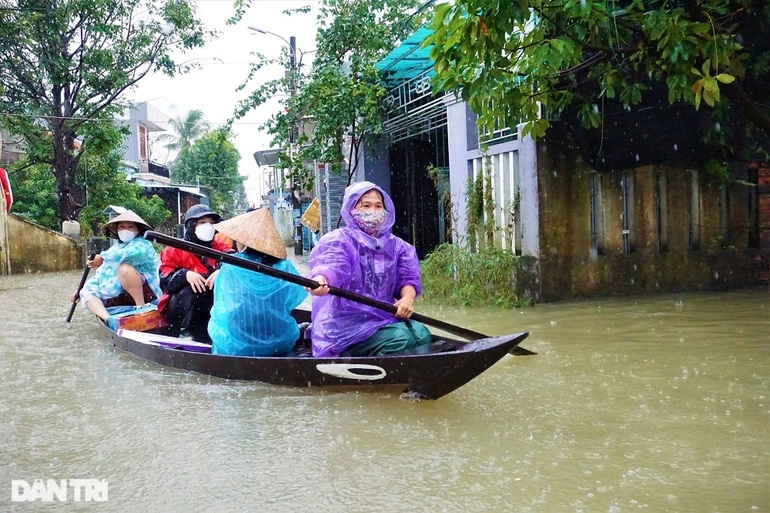 Lũ dâng cao ngang người, dân khốn khổ vì chạy lũ như cơm bữa - 5