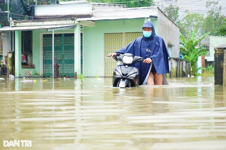 Lũ dâng cao ngang người, dân khốn khổ vì chạy lũ như cơm bữa - 6