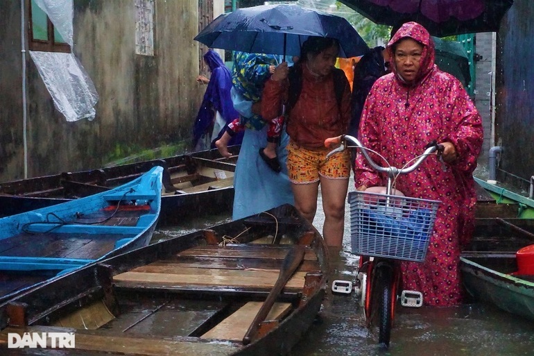 Lũ dâng cao ngang người, dân khốn khổ vì chạy lũ như cơm bữa - 7