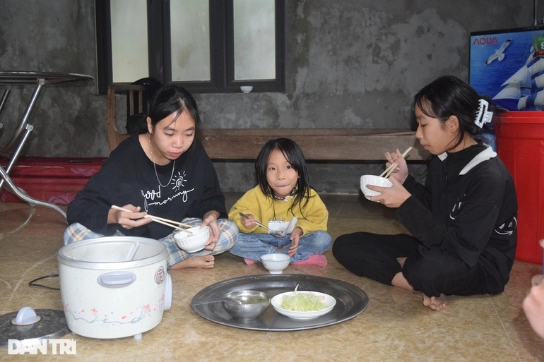 Mẹ tai biến, bố nguy kịch, 3 đứa bé ngơ ngác thành trụ cột gia đình - 6