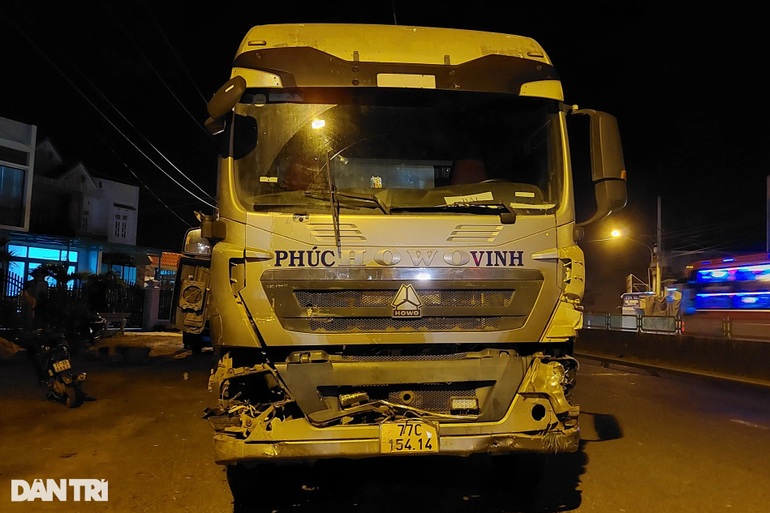 Vụ xe đầu kéo tông hàng loạt xe máy: Tài xế có... sổ tâm thần - 3 Vụ xe đầu kéo tông hàng loạt xe máy: Tài xế có... sổ tâm thần - 3
